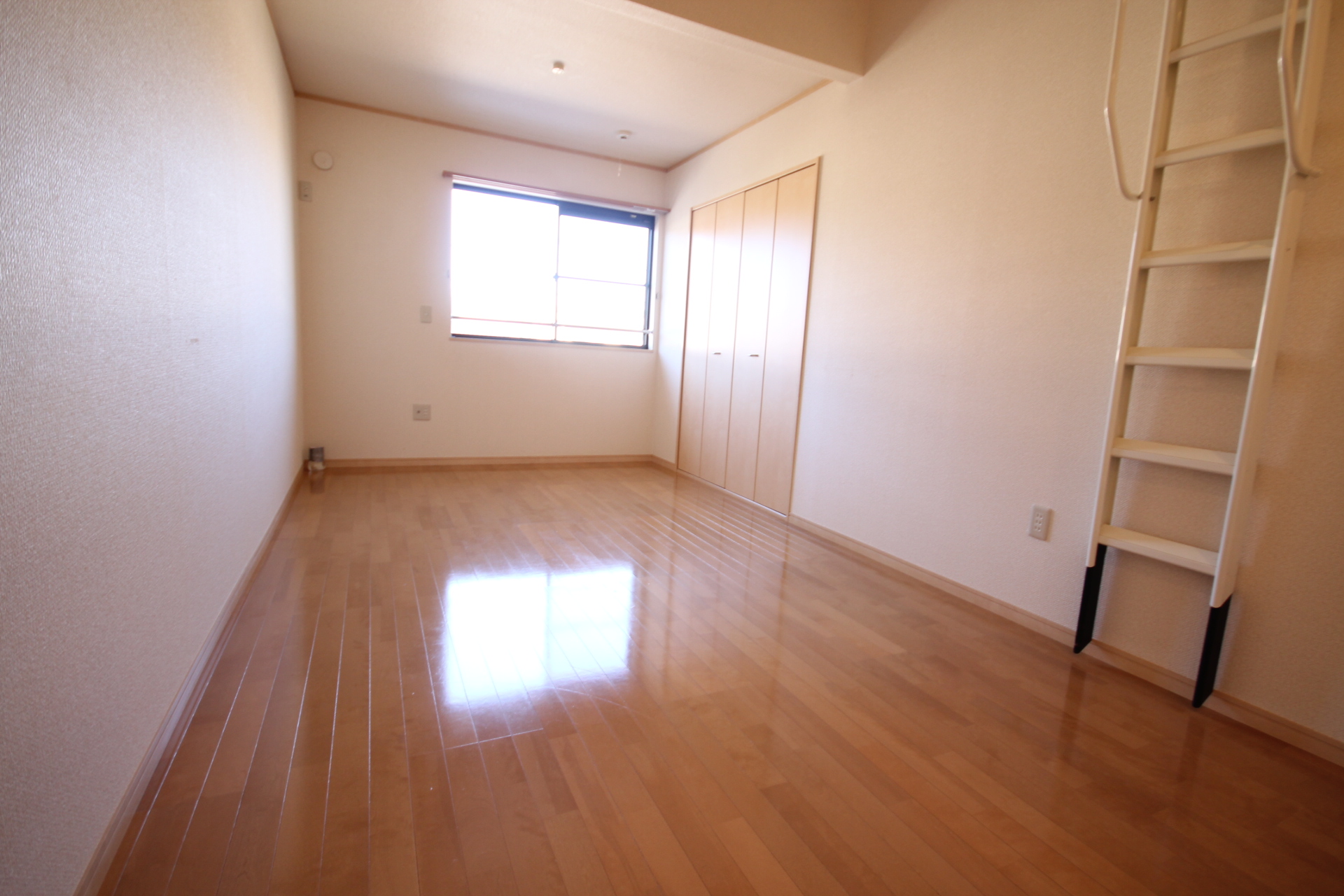 Entrance. North Western-style