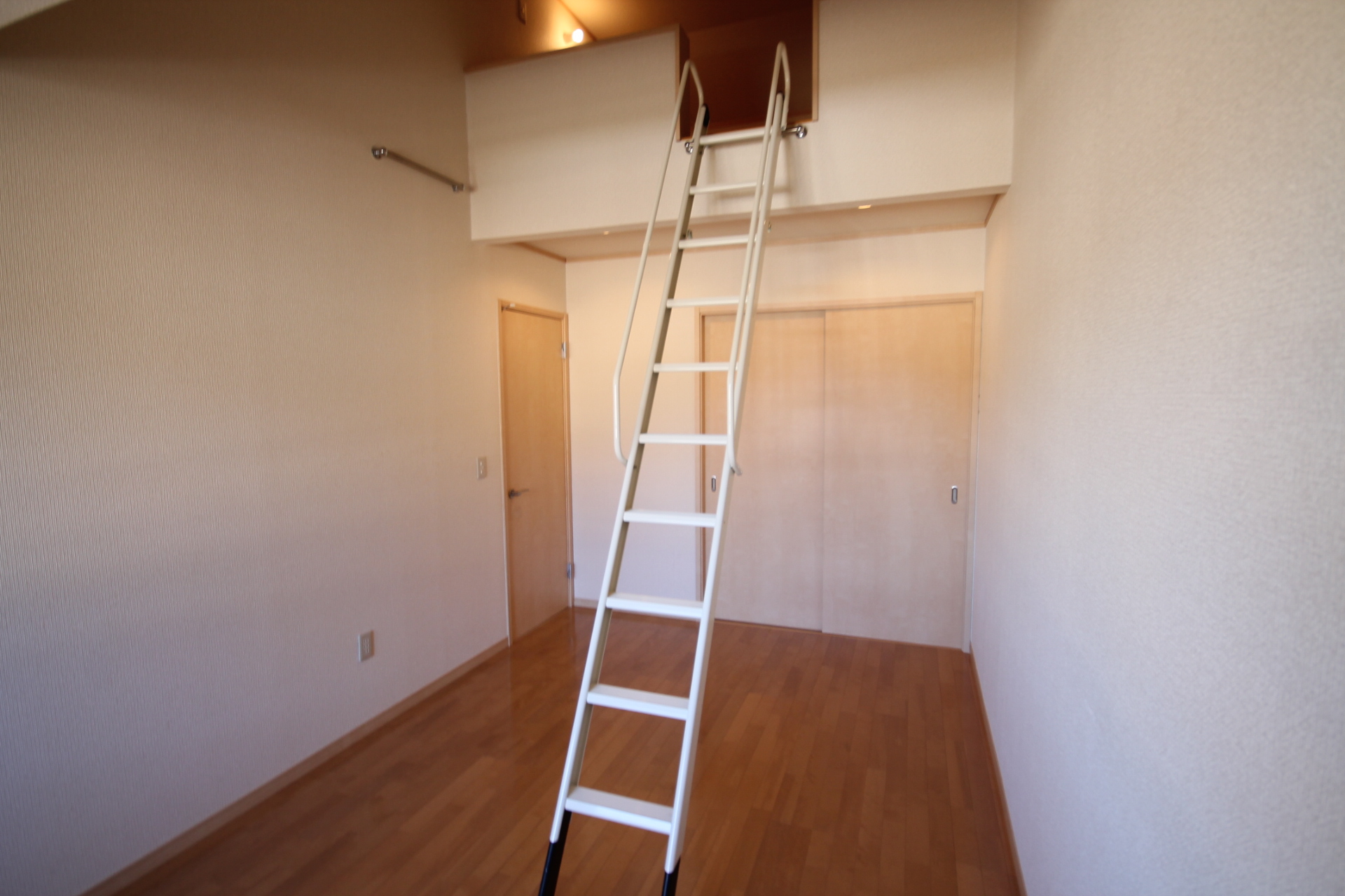 Other room space. It is on the north side Western-style rooms with loft! 