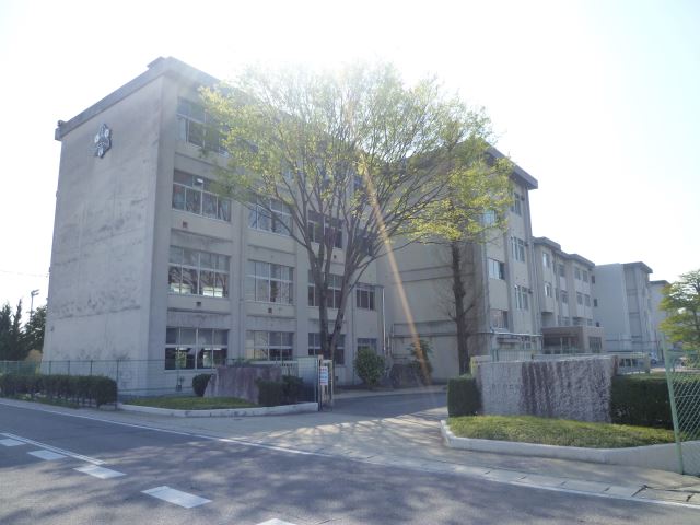 Junior high school. 240m up to municipal Sanage stand junior high school (junior high school)