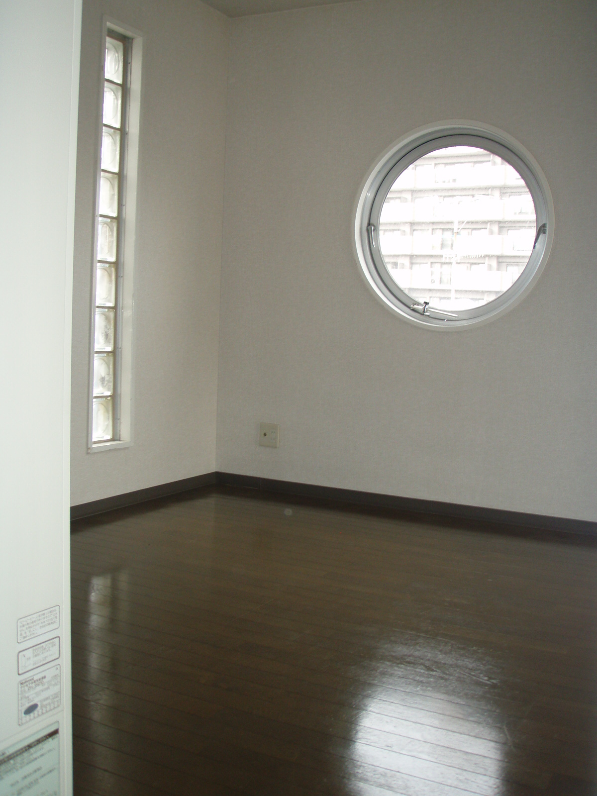 Living and room. Room air-conditioned rooms. Bright sunlight from the glass block. 