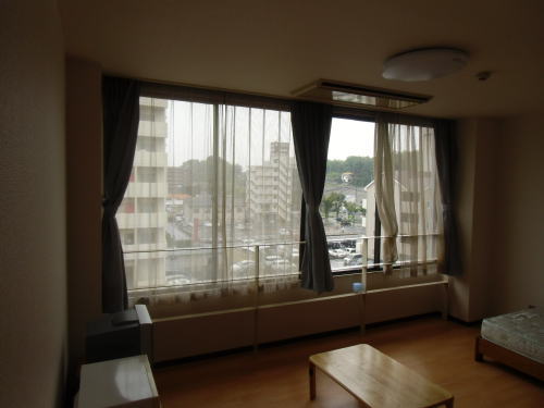 Other Equipment. Windows spread to one wall is a sense of liberation plenty!