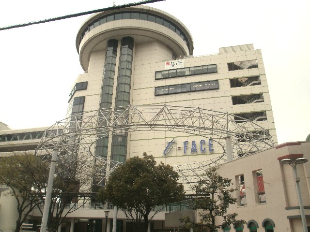 Shopping centre. T-FACE until the (shopping center) 1070m