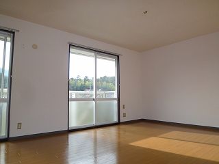 Living and room. Wide is the cooking table. 