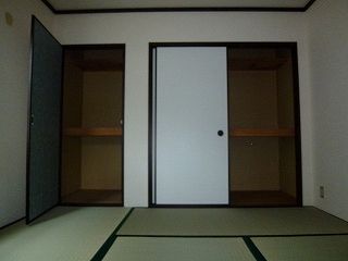 Living and room. Spend slowly in a quiet environment. 