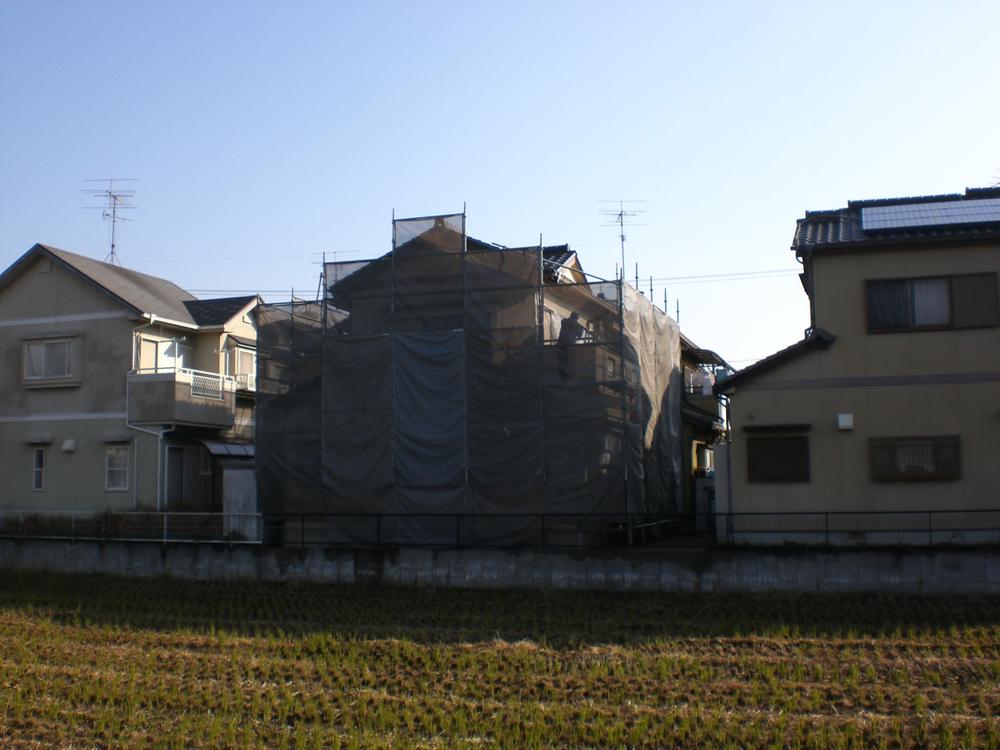 Local appearance photo. Local (12 May 2013) Shooting In the exterior wall paint!