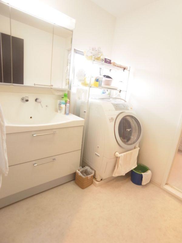 Wash basin, toilet. Indoor (11 May 2013) Shooting