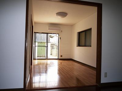 Living. Floor flooring. Also it comes with those still new air conditioning.