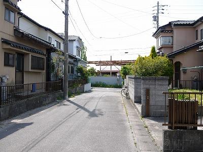 Local photos, including front road. North road