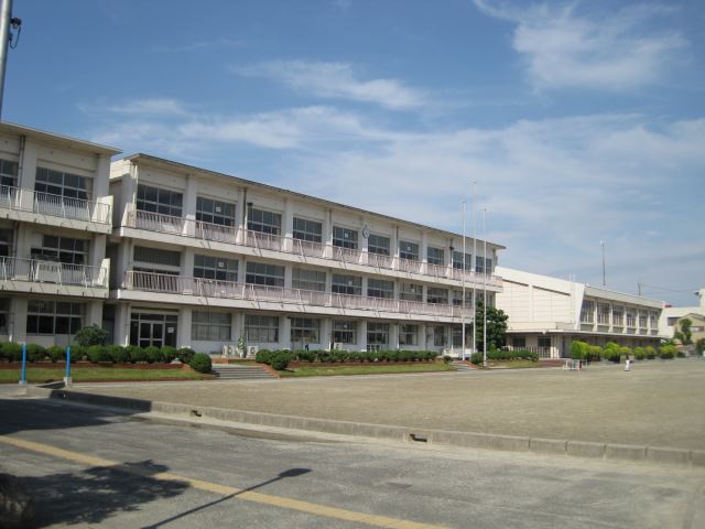 Primary school. 1200m until the Municipal Sakura elementary school (elementary school)
