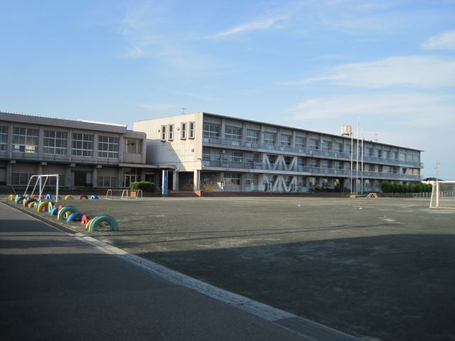 Primary school. 870m up to municipal Yayoi elementary school (elementary school)