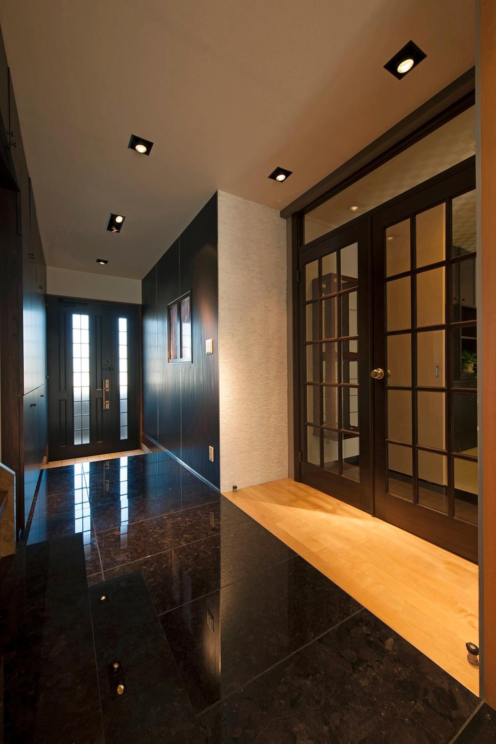 Entrance. Entrance hall, which paved the marble in the space to overwhelm the visitor.