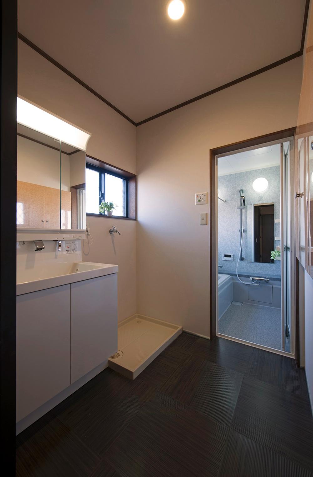 Wash basin, toilet. It had made to with easy-to-use mirror cabinet vanity is.