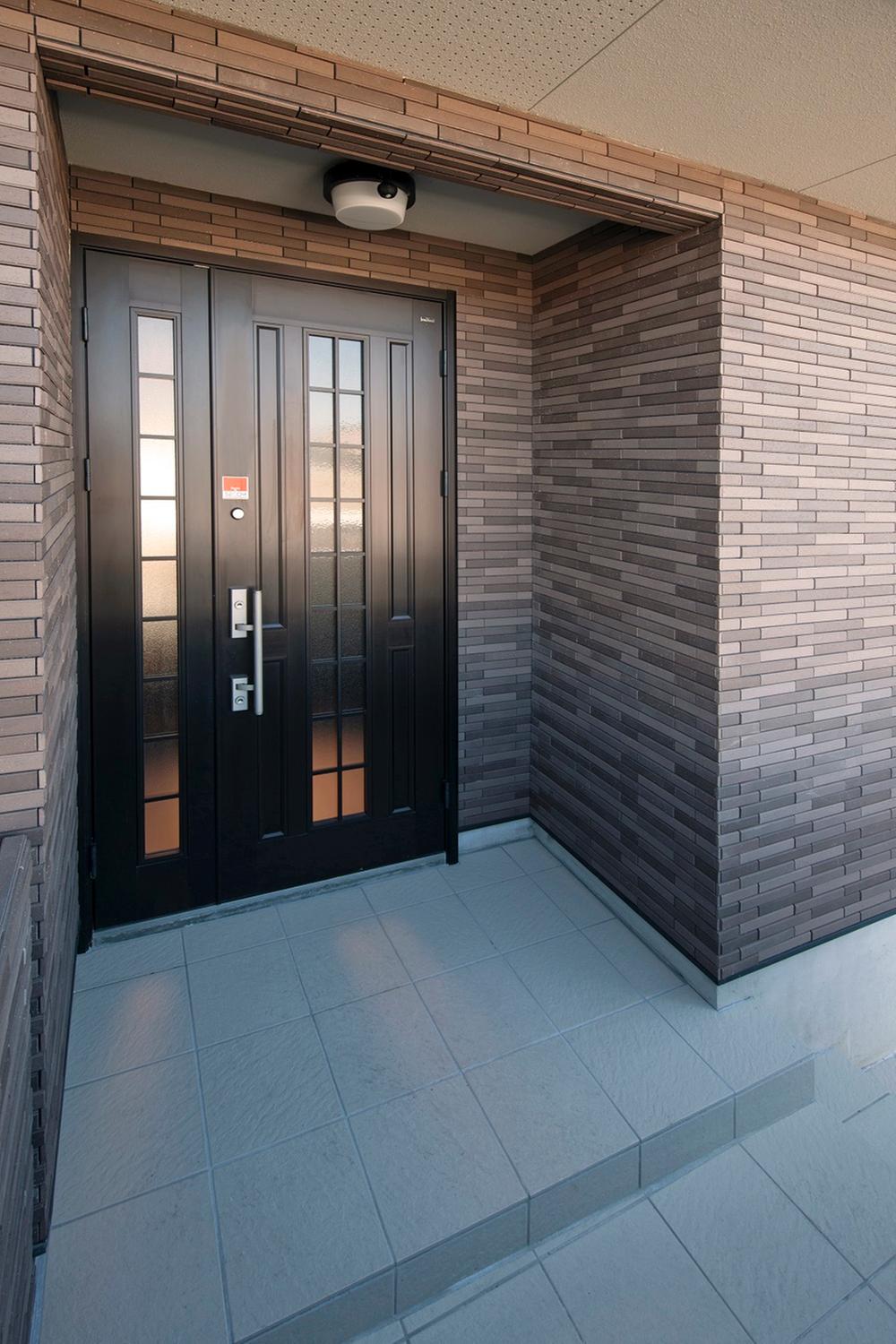 Local appearance photo. Entrance porch wall ・ The atmosphere of profound feeling is tiled on the floor both.