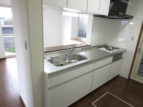 Kitchen. Since the face-to-face kitchen, You can housework while watching how even people you have small children