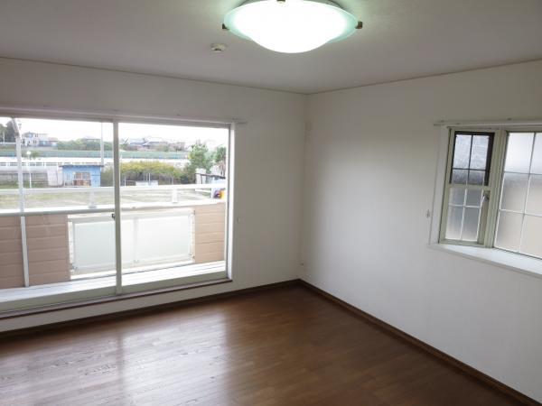 Non-living room. We have the second floor Western-style cross re-covering.