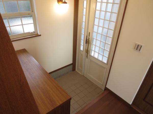 Non-living room. We have entrance internal cross re-covering.