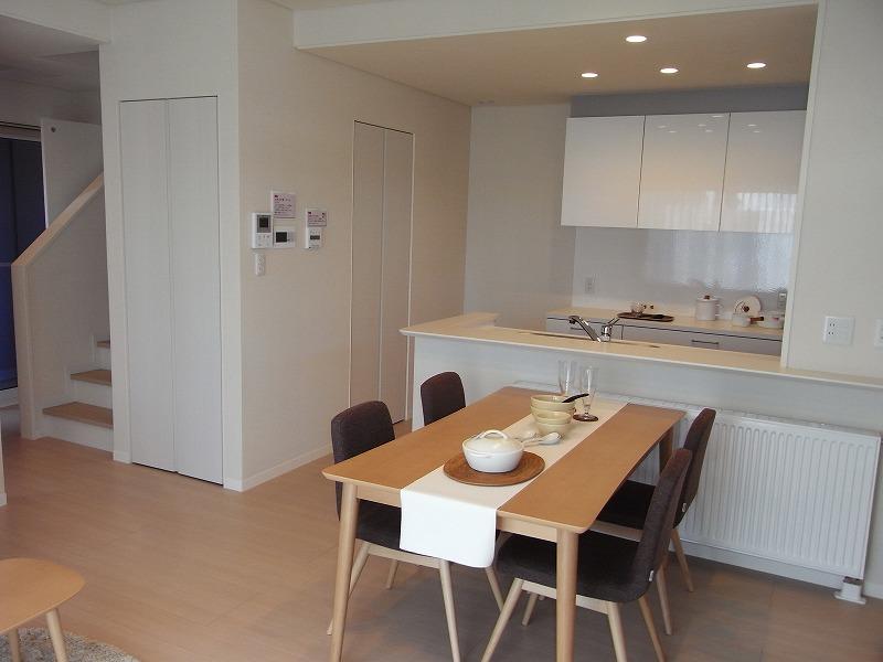 Kitchen. Is a dining room and kitchen Conversation with the family is the face-to-face kitchen bounce