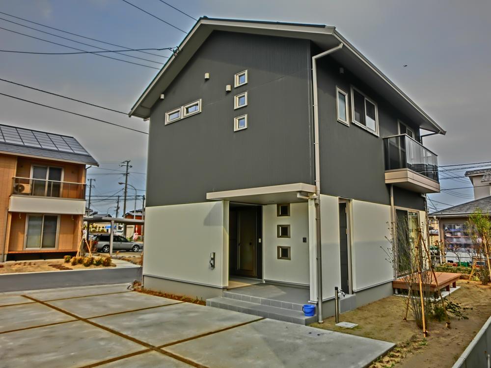 Local appearance photo. Stylish appearance of the two-tone