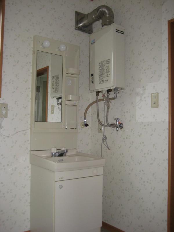 Washroom. Independent wash basin!