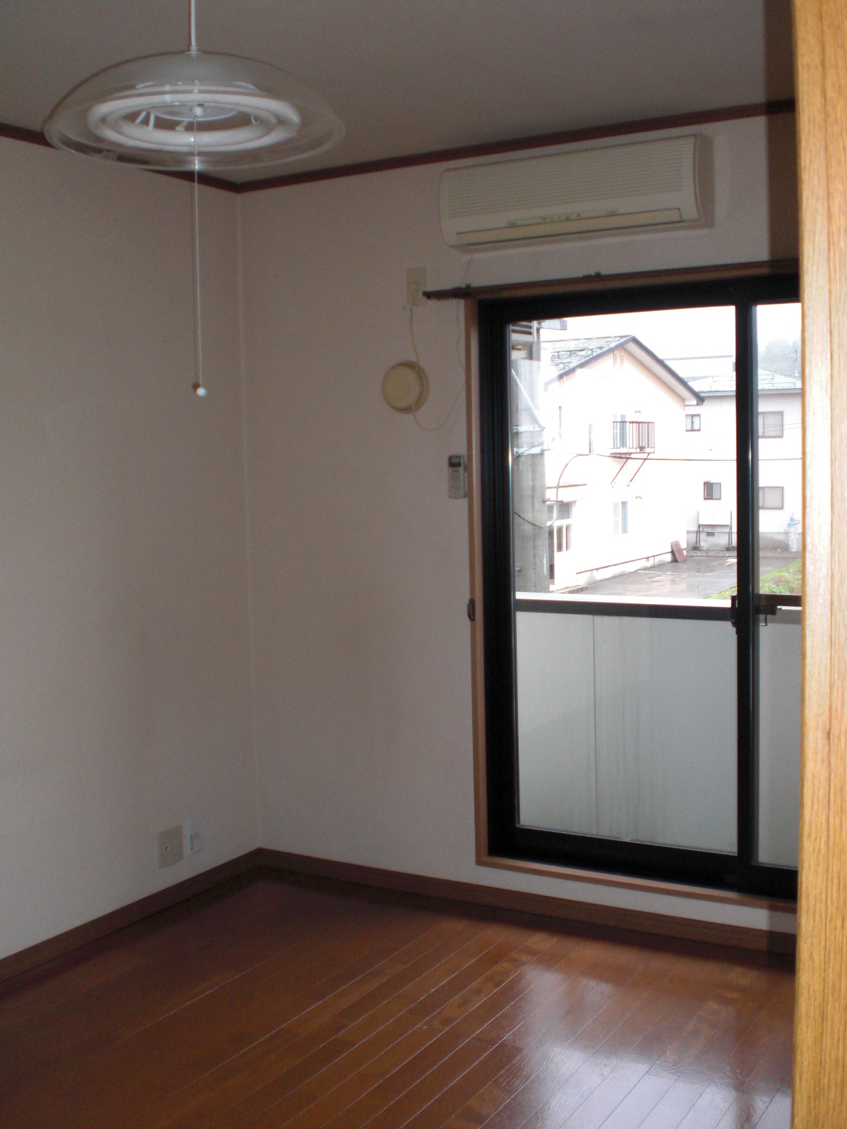 Living and room. 6 Pledge of Western-style rooms are air-conditioned! Is a window of sweep-out leading to a balcony