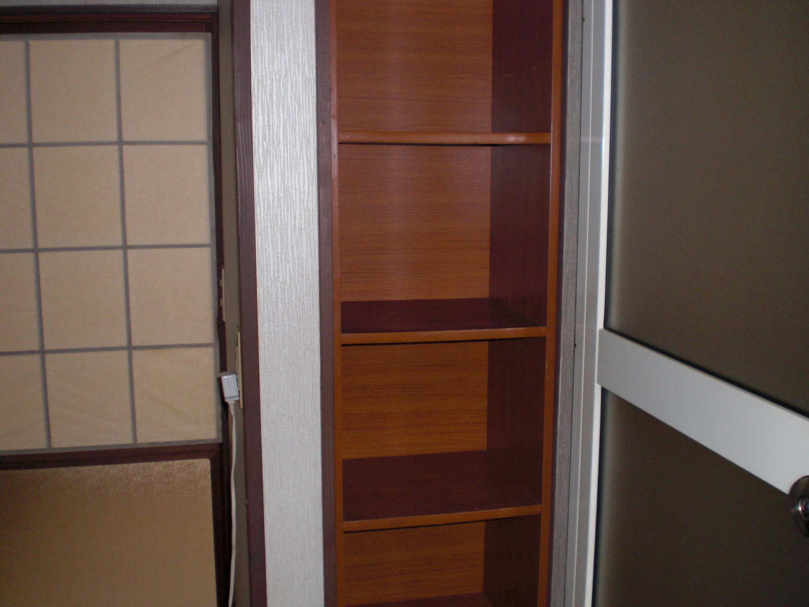 Receipt. Convenient shelves in equipped in the door next to the unit bus