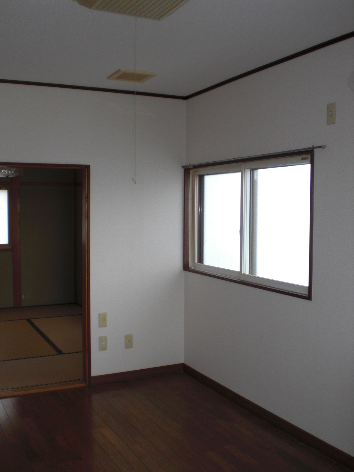 Living and room. DK It is bright and there is also the east-facing window