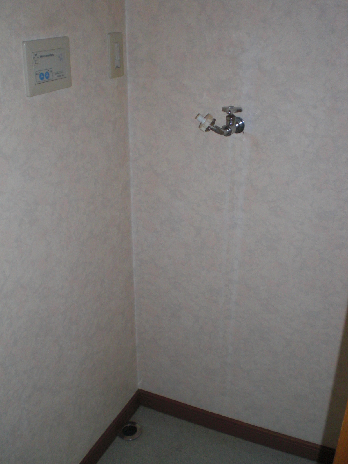 Washroom. Washing machine Storage