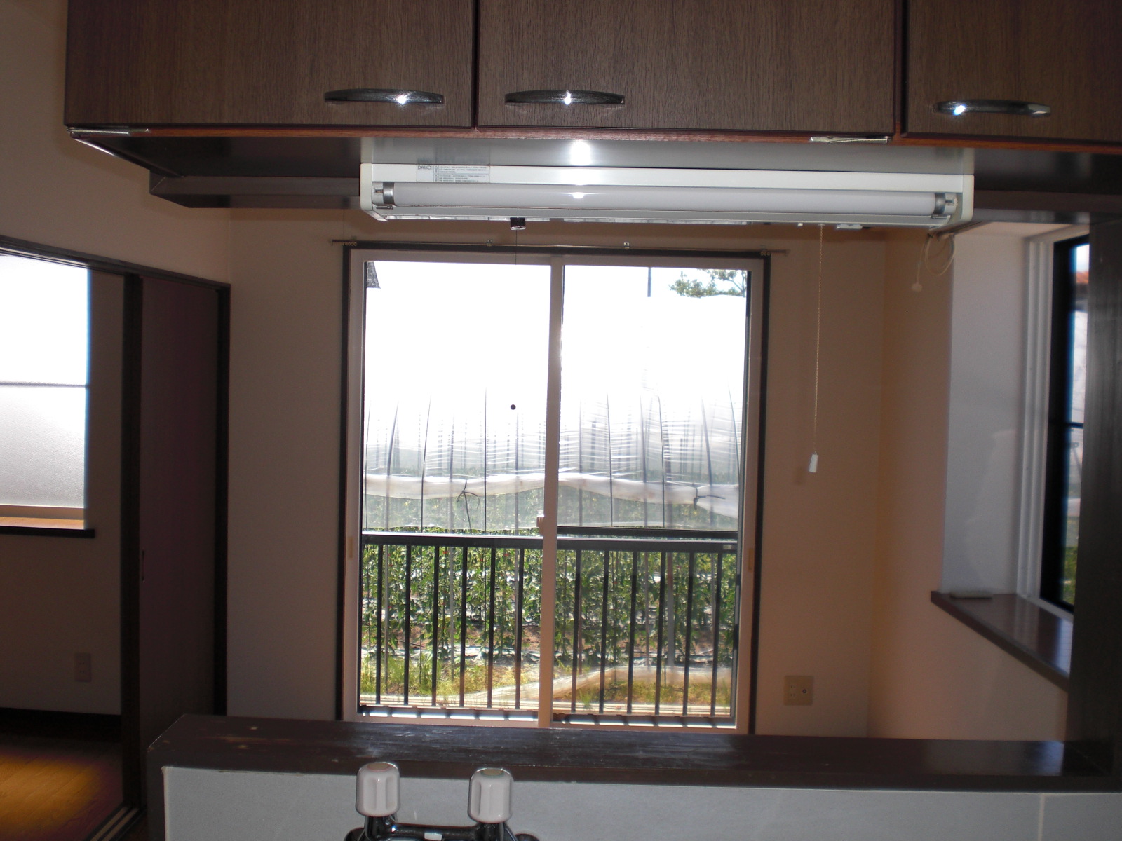 Living and room. Such feeling when viewed from the kitchen