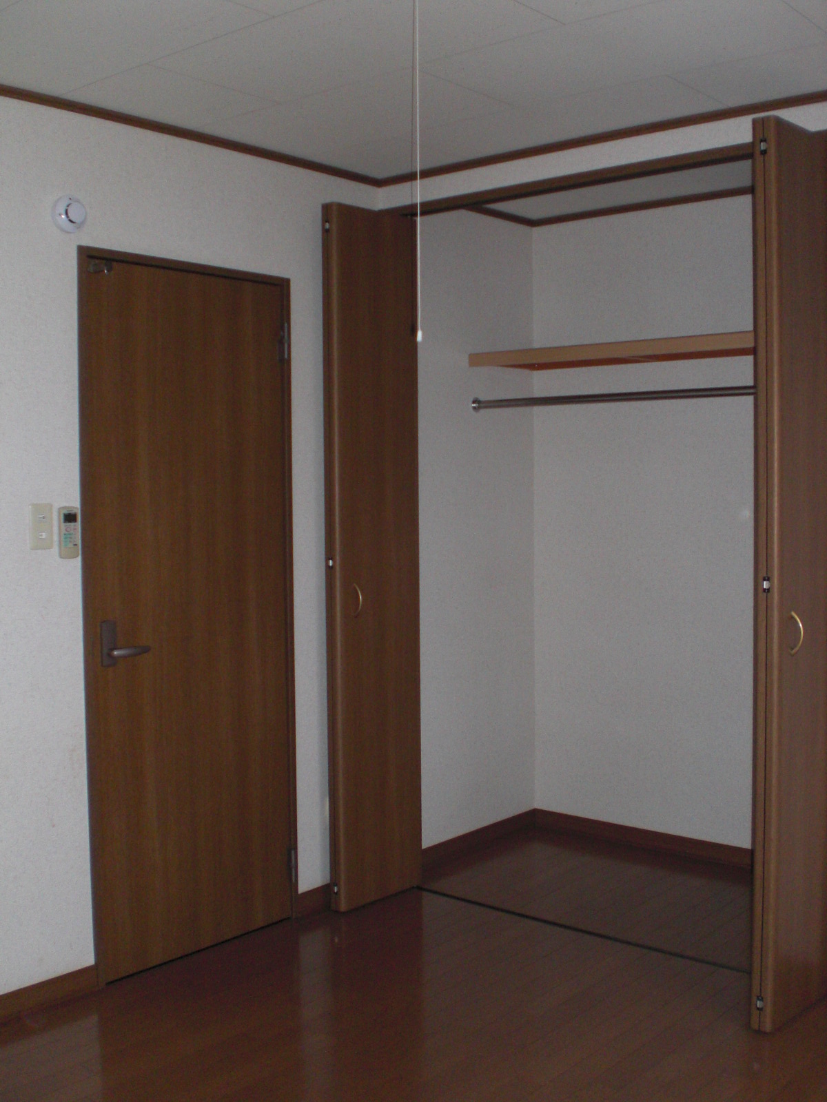 Receipt. 8 pledge Western-style closet