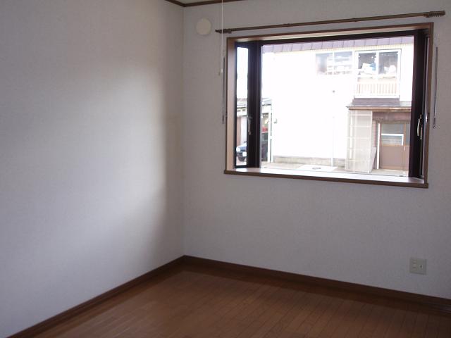 Other room space. 6 Pledge of Western-style has a bay window facing south