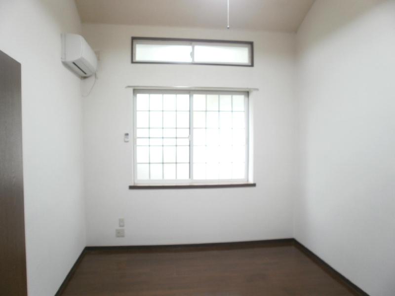 Living and room. Western style room! 