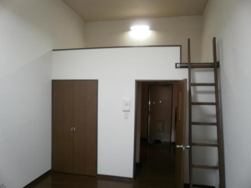 Living and room. High ceilings! 