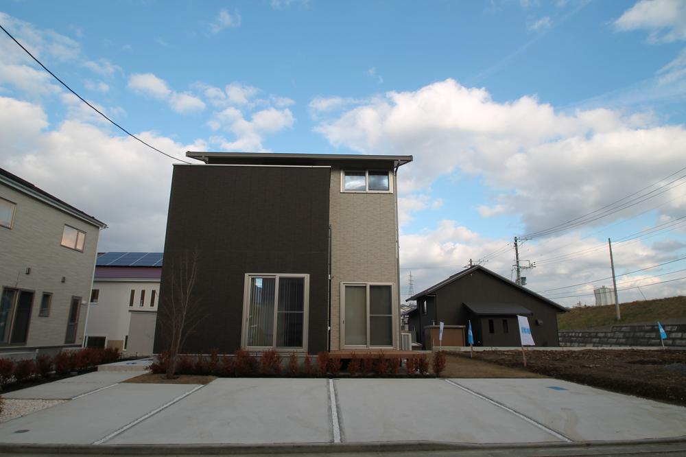 Local photos, including front road. Parking 3 units can be.