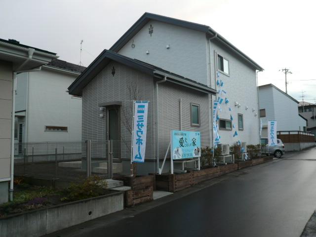 Local photos, including front road. "Home to live with the dog.", Residential ingenuity packed to live with pets.