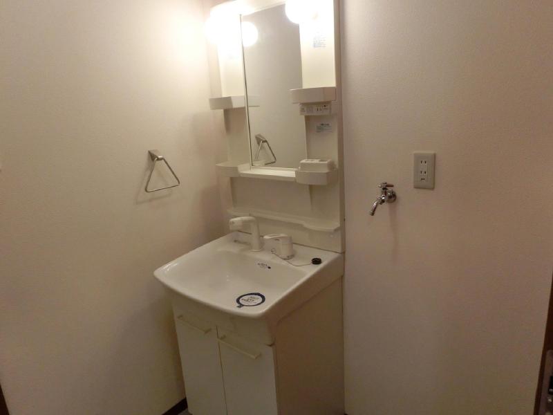 Washroom. 101 is the issue of photo.