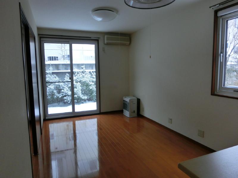 Living and room. 101 is the issue of photo.