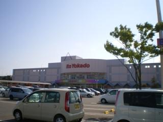 Supermarket. ● 600m to about an 8-minute walk from the commercial facility Piadu