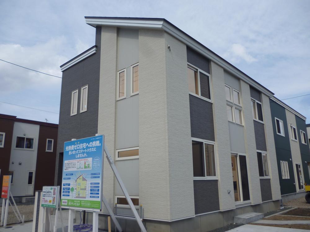 Local appearance photo. Next-generation home with views of the consumption of energy by solar panel and HEMS. There is also concrete assault of ordinary car 3 cars.