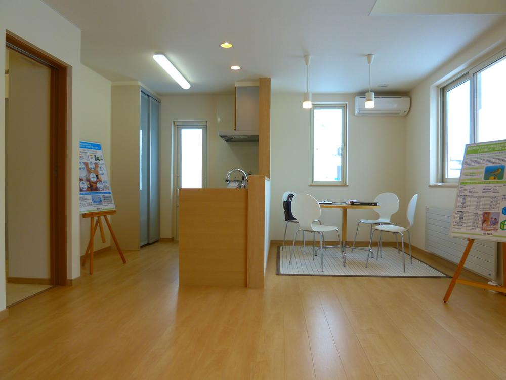 Living. A blow-by LDK is there is also a feeling of opening, Summer ventilation is also good. Since there is a large window on the south side, Day is also good