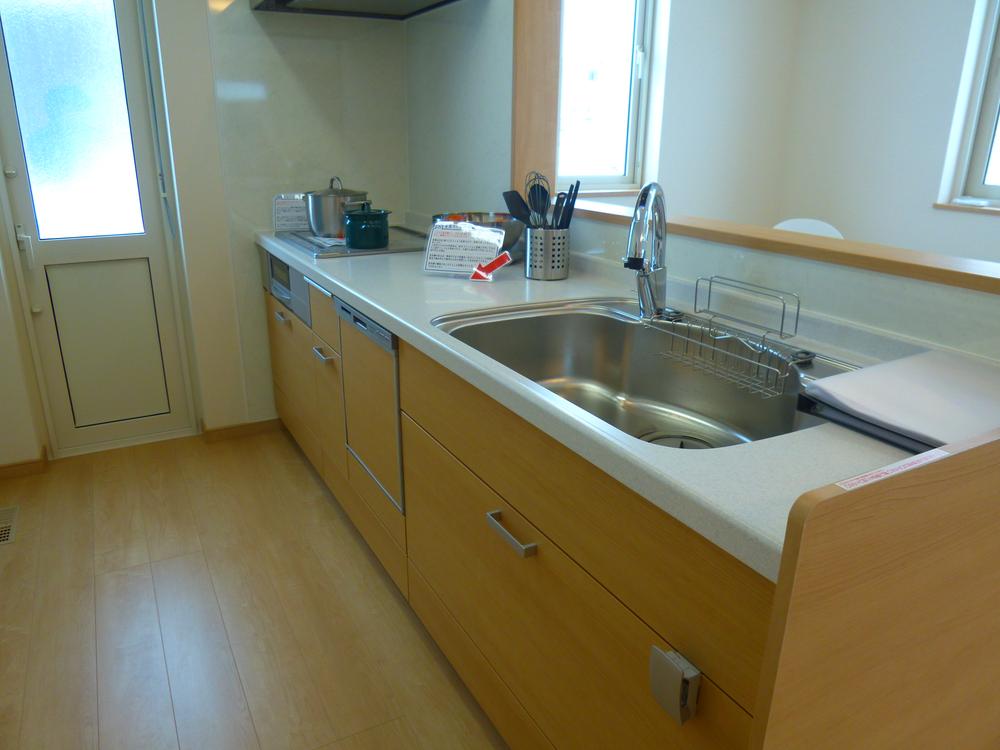 Kitchen. Kitchens, IH cooking heater ・ Dish washing dryer, of course. Adopt a touchless faucet that can only or stop out the water in the holding the hand.