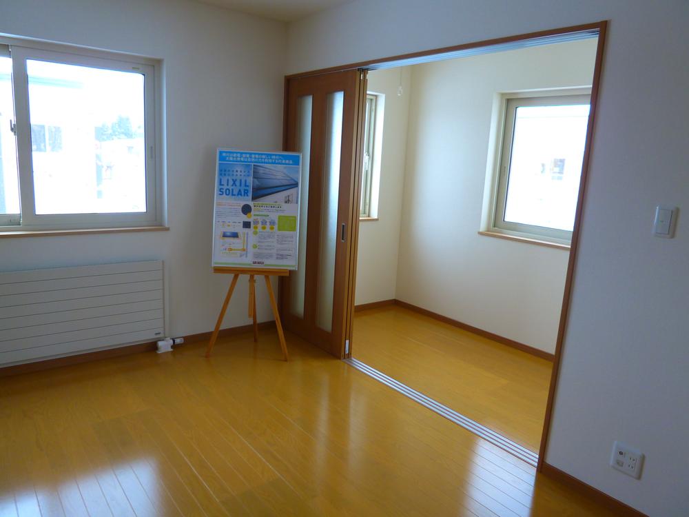 Non-living room. (2F Master Bedroom ・ 8.2 Pledge) sunny south solarium, Or dry the laundry, It is also possible to use a part of the room.