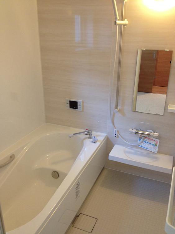 Bathroom. You can comfortably bathe in the spacious 1 pyeong of bathroom