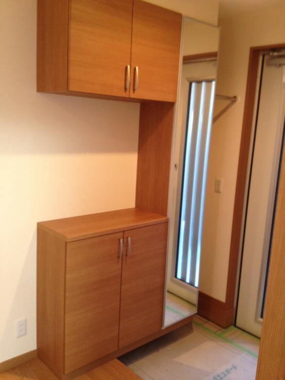 Entrance. Standard equipment-shaped housing of the child in the front door. Also comes with Paul exerted wet coat and feel free