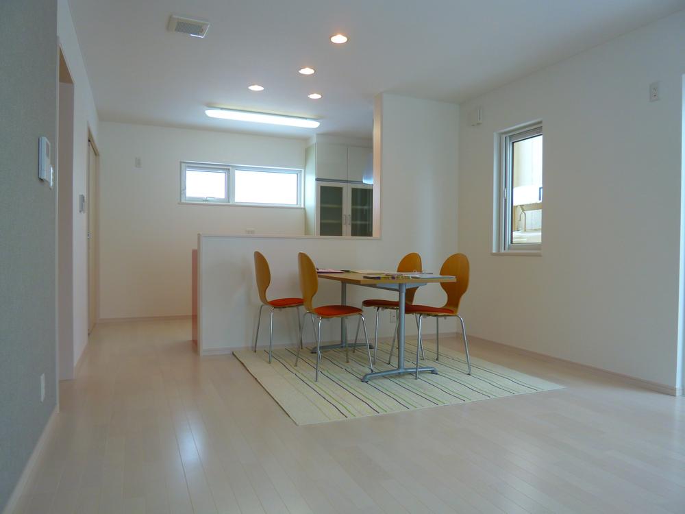 Living. Spacious 16.7 Pledge of LDK, We have made a stylish accent in the cross of tension divided.