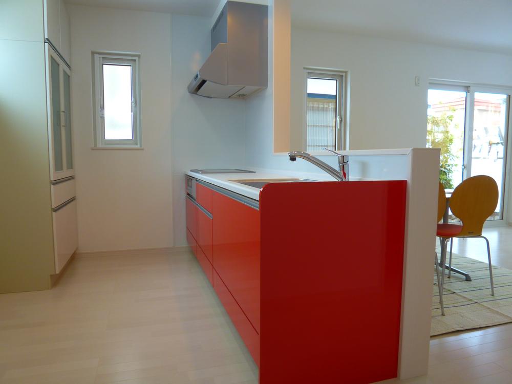 Kitchen. Kitchens, IH cooking heater ・ Standard equipped with a cupboard of the range hood further same manufacturer