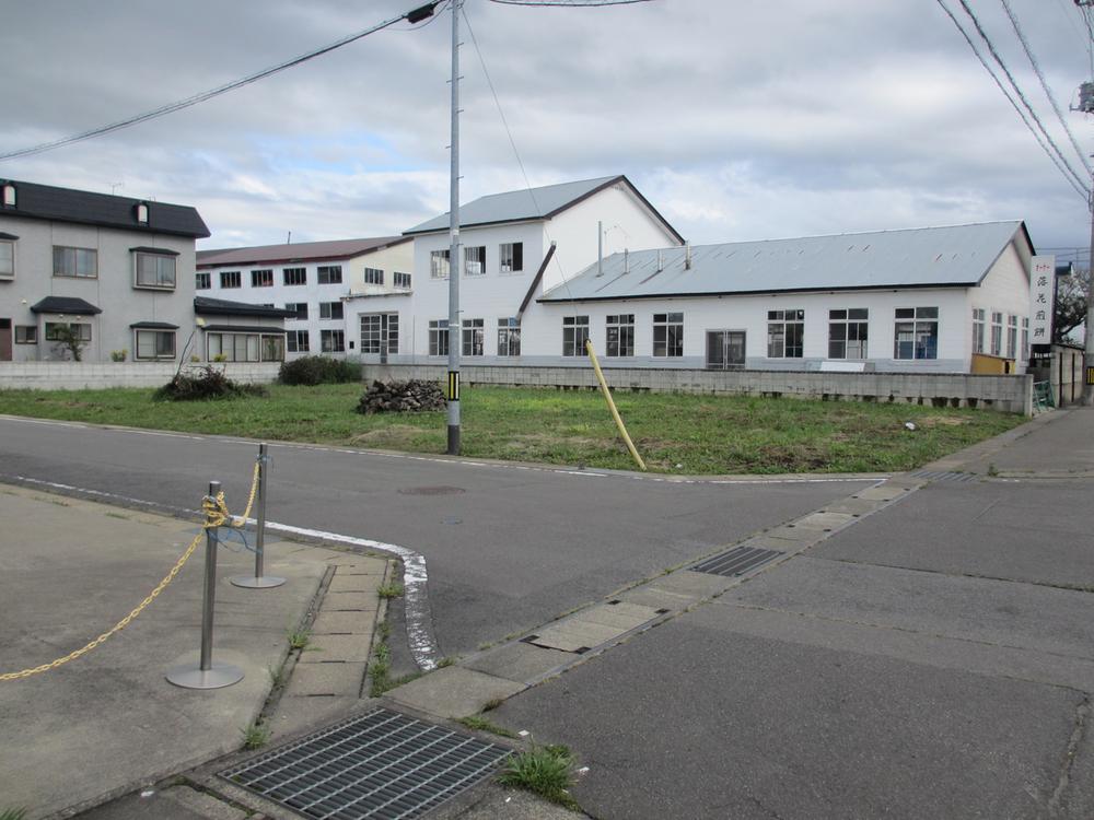 Local photos, including front road. In the current vacant lot, Image is 3 compartment.
