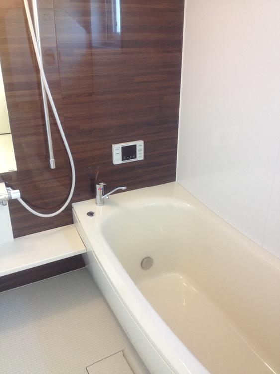 Bathroom. Spacious 1 pyeong of bathroom, Tub can also be bathing afield.