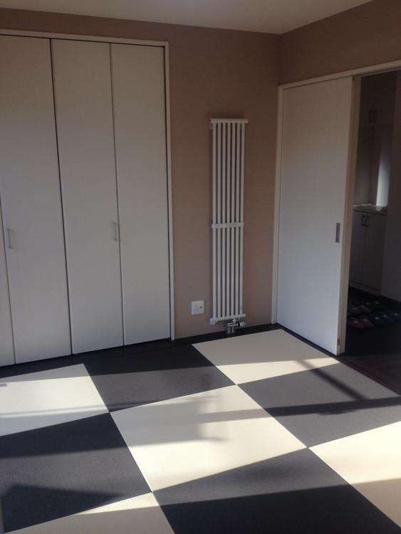 Other introspection. Japanese-style room which adopted the border with no fashionable Ryukyu tatami has become fashionable color ring.