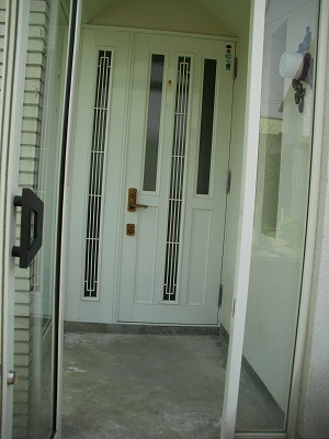 Entrance. Entrance door and windbreak room