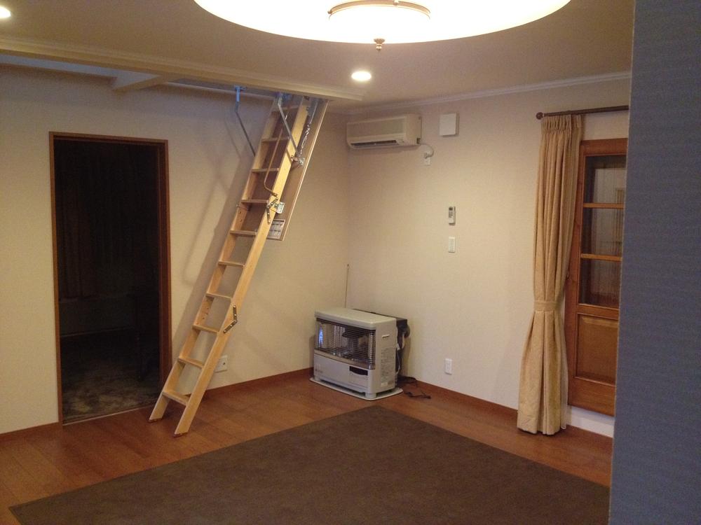 Living. Air conditioning, FF stove + panel heater equipped